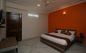 Hotel Petals Inn Noida
